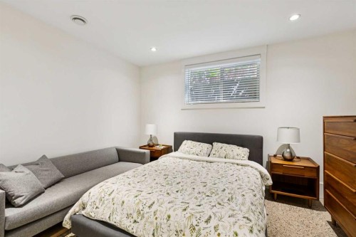 4417 16A Street Sw, Calgary, AB - Indoor Photo Showing Bedroom
