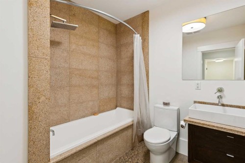 4417 16A Street Sw, Calgary, AB - Indoor Photo Showing Bathroom