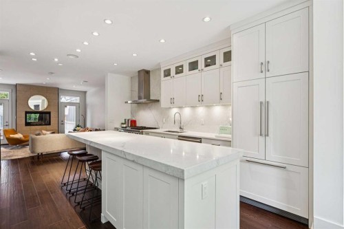 4417 16A Street Sw, Calgary, AB - Indoor Photo Showing Kitchen With Upgraded Kitchen