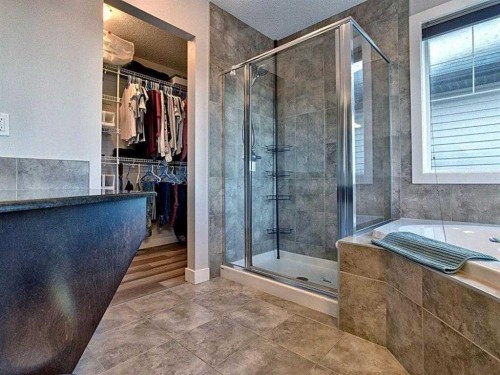 251 Hillcrest Circle Sw, Airdrie, AB - Indoor Photo Showing Bathroom