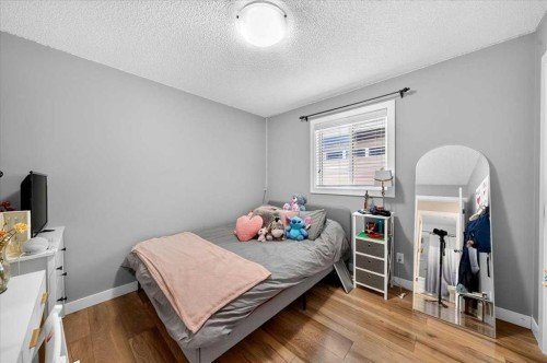 251 Hillcrest Circle Sw, Airdrie, AB - Indoor Photo Showing Bedroom