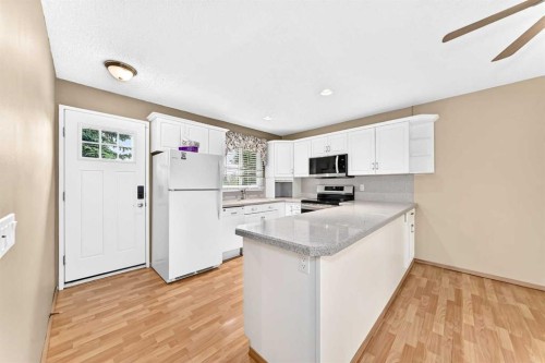 13-336 Rundlehill Drive Ne, Calgary, AB - Indoor Photo Showing Kitchen