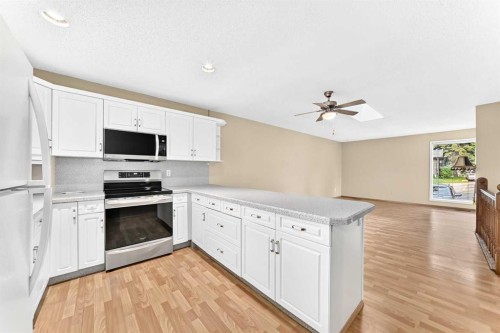 13-336 Rundlehill Drive Ne, Calgary, AB - Indoor Photo Showing Kitchen