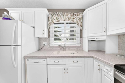 13-336 Rundlehill Drive Ne, Calgary, AB - Indoor Photo Showing Kitchen