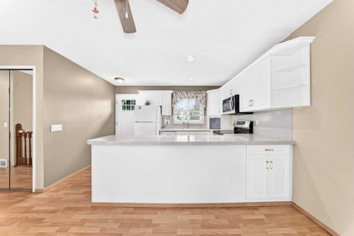 13-336 Rundlehill Drive Ne, Calgary, AB - Indoor Photo Showing Kitchen