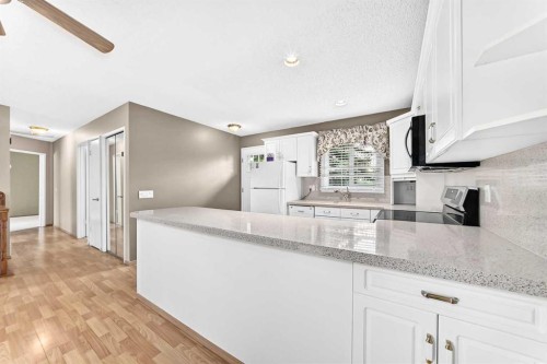 13-336 Rundlehill Drive Ne, Calgary, AB - Indoor Photo Showing Kitchen