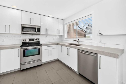 1803-1530 Bayside Avenue, Airdrie, AB - Indoor Photo Showing Kitchen With Double Sink