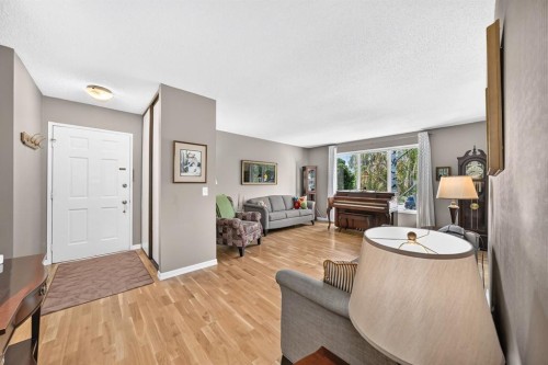 91 Templehill Drive Ne, Calgary, AB - Indoor Photo Showing Living Room