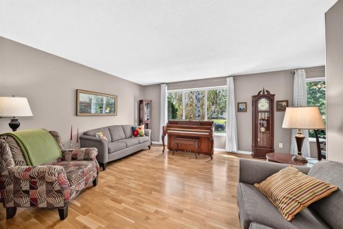 91 Templehill Drive Ne, Calgary, AB - Indoor Photo Showing Living Room