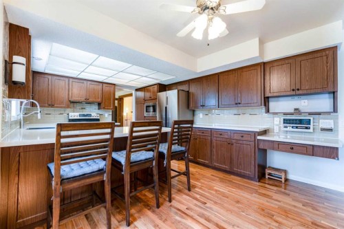 240 Canterville Drive Sw, Calgary, AB - Indoor Photo Showing Kitchen