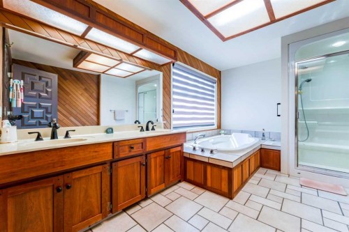 240 Canterville Drive Sw, Calgary, AB - Indoor Photo Showing Bathroom