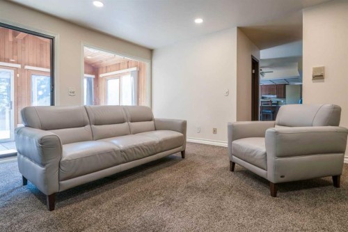 240 Canterville Drive Sw, Calgary, AB - Indoor Photo Showing Living Room