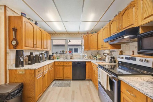272 Huntington Close Ne, Calgary, AB - Indoor Photo Showing Kitchen With Double Sink
