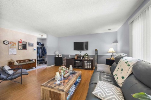 272 Huntington Close Ne, Calgary, AB - Indoor Photo Showing Living Room
