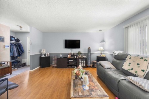 272 Huntington Close Ne, Calgary, AB - Indoor Photo Showing Living Room