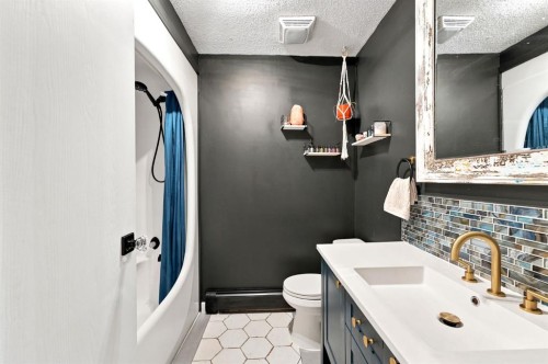 218 8 Avenue Ne, Sundre, AB - Indoor Photo Showing Bathroom