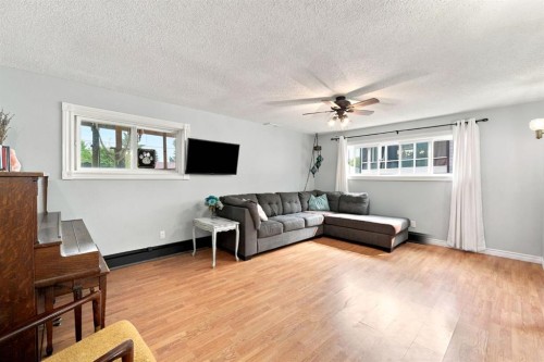 218 8 Avenue Ne, Sundre, AB - Indoor Photo Showing Living Room