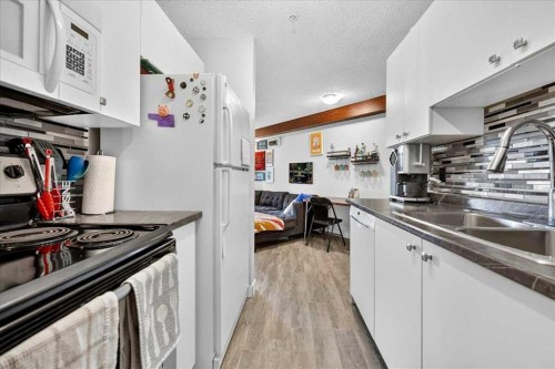5308A-604 8 Street Sw, Airdrie, AB - Indoor Photo Showing Kitchen With Double Sink