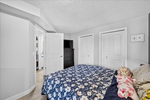 5308A-604 8 Street Sw, Airdrie, AB - Indoor Photo Showing Bedroom