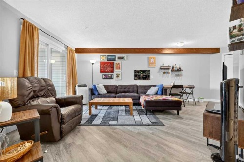 5308A-604 8 Street Sw, Airdrie, AB - Indoor Photo Showing Living Room