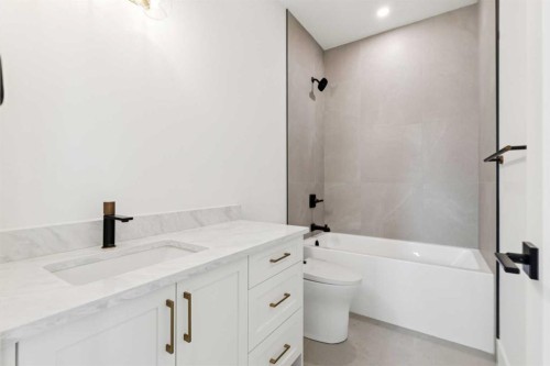 2609 5 Avenue Nw, Calgary, AB - Indoor Photo Showing Bathroom