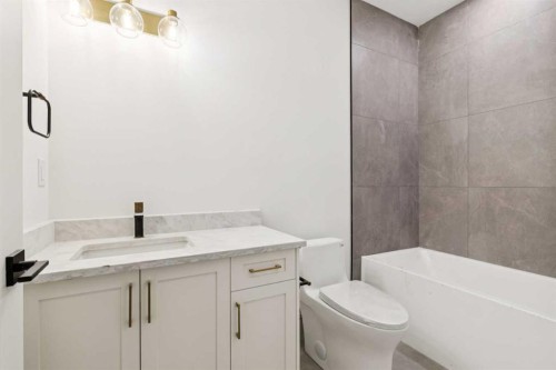 2609 5 Avenue Nw, Calgary, AB - Indoor Photo Showing Bathroom