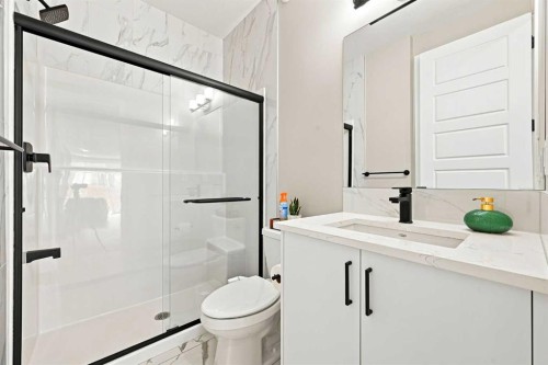 945 Chinook Winds Sw, Airdrie, AB - Indoor Photo Showing Bathroom