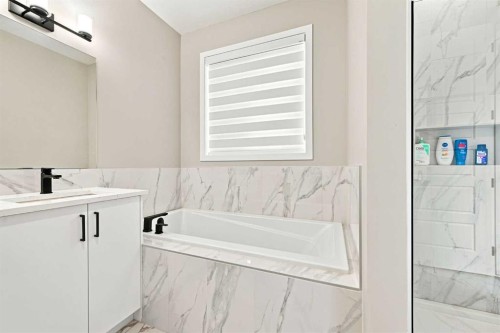 945 Chinook Winds Sw, Airdrie, AB - Indoor Photo Showing Bathroom
