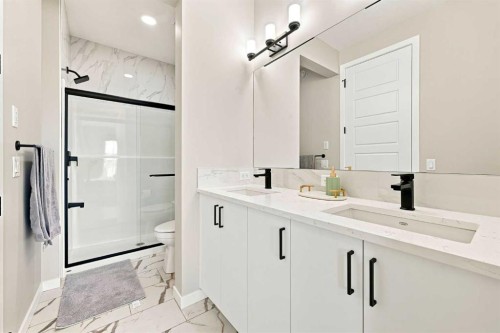 945 Chinook Winds Sw, Airdrie, AB - Indoor Photo Showing Bathroom