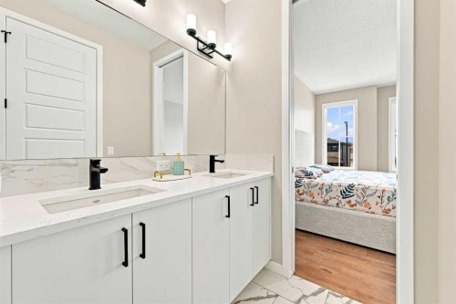 945 Chinook Winds Sw, Airdrie, AB - Indoor Photo Showing Bathroom
