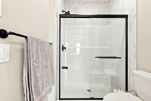 945 Chinook Winds Sw, Airdrie, AB - Indoor Photo Showing Bathroom
