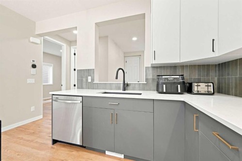 945 Chinook Winds Sw, Airdrie, AB - Indoor Photo Showing Kitchen