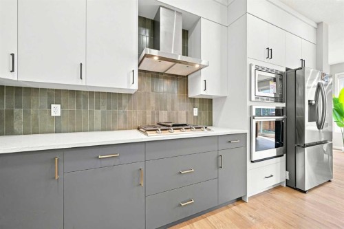 945 Chinook Winds Sw, Airdrie, AB - Indoor Photo Showing Kitchen With Upgraded Kitchen