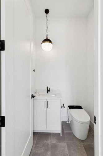 2607 5 Avenue Nw, Calgary, AB - Indoor Photo Showing Bathroom
