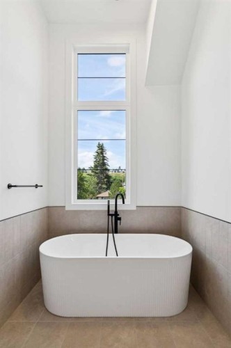 2607 5 Avenue Nw, Calgary, AB - Indoor Photo Showing Bathroom