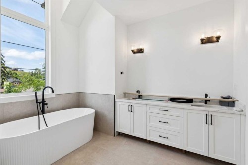2607 5 Avenue Nw, Calgary, AB - Indoor Photo Showing Bathroom