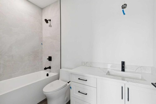 2607 5 Avenue Nw, Calgary, AB - Indoor Photo Showing Bathroom