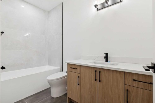 2607 5 Avenue Nw, Calgary, AB - Indoor Photo Showing Bathroom