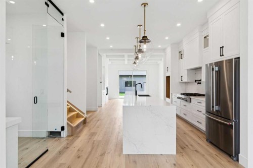 2607 5 Avenue Nw, Calgary, AB - Indoor Photo Showing Kitchen With Upgraded Kitchen
