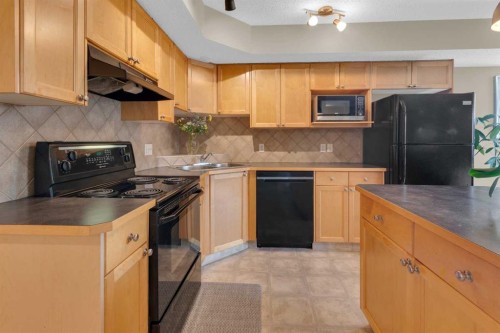 411-140 Sagewood Boulevard Sw, Airdrie, AB - Indoor Photo Showing Kitchen