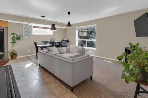 411-140 Sagewood Boulevard Sw, Airdrie, AB - Indoor Photo Showing Living Room