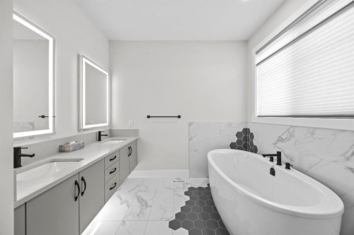 192 Magnolia Manor Se, Calgary, AB - Indoor Photo Showing Bathroom