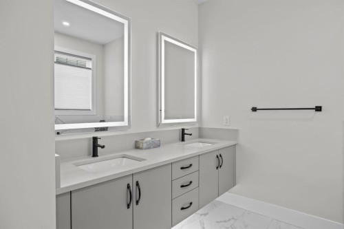 192 Magnolia Manor Se, Calgary, AB - Indoor Photo Showing Bathroom