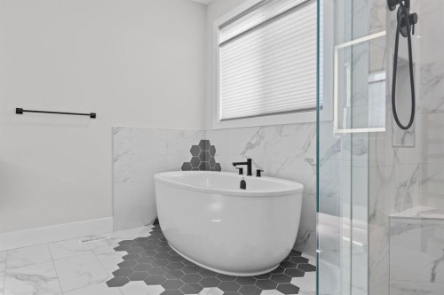 192 Magnolia Manor Se, Calgary, AB - Indoor Photo Showing Bathroom
