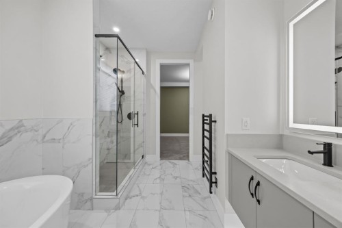 192 Magnolia Manor Se, Calgary, AB - Indoor Photo Showing Bathroom