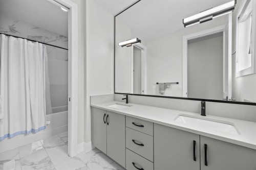 192 Magnolia Manor Se, Calgary, AB - Indoor Photo Showing Bathroom