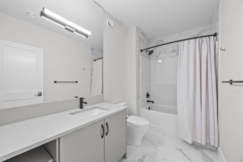192 Magnolia Manor Se, Calgary, AB - Indoor Photo Showing Bathroom