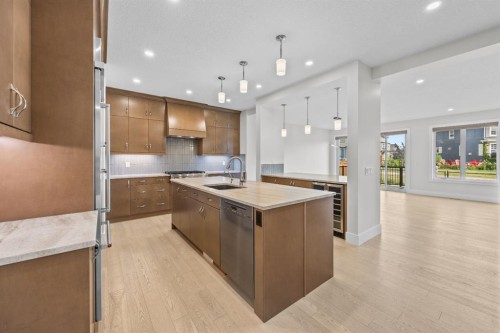 192 Magnolia Manor Se, Calgary, AB - Indoor Photo Showing Kitchen With Upgraded Kitchen