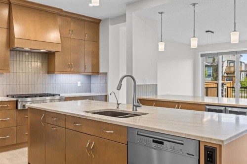 192 Magnolia Manor Se, Calgary, AB - Indoor Photo Showing Kitchen With Double Sink With Upgraded Kitchen