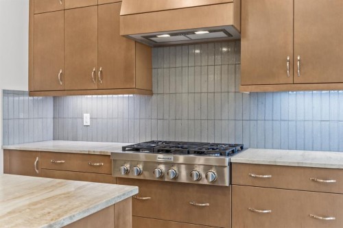 192 Magnolia Manor Se, Calgary, AB - Indoor Photo Showing Kitchen